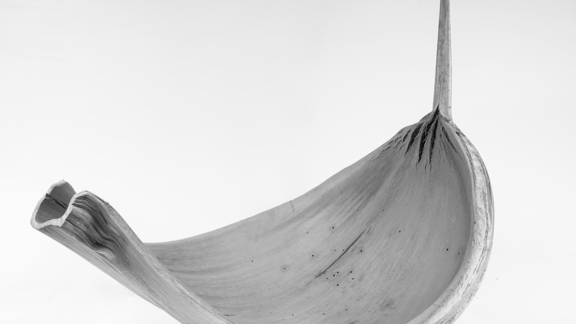 Oversized palm leaf centerpiece made from Inaya fiber – sustainable artisan design